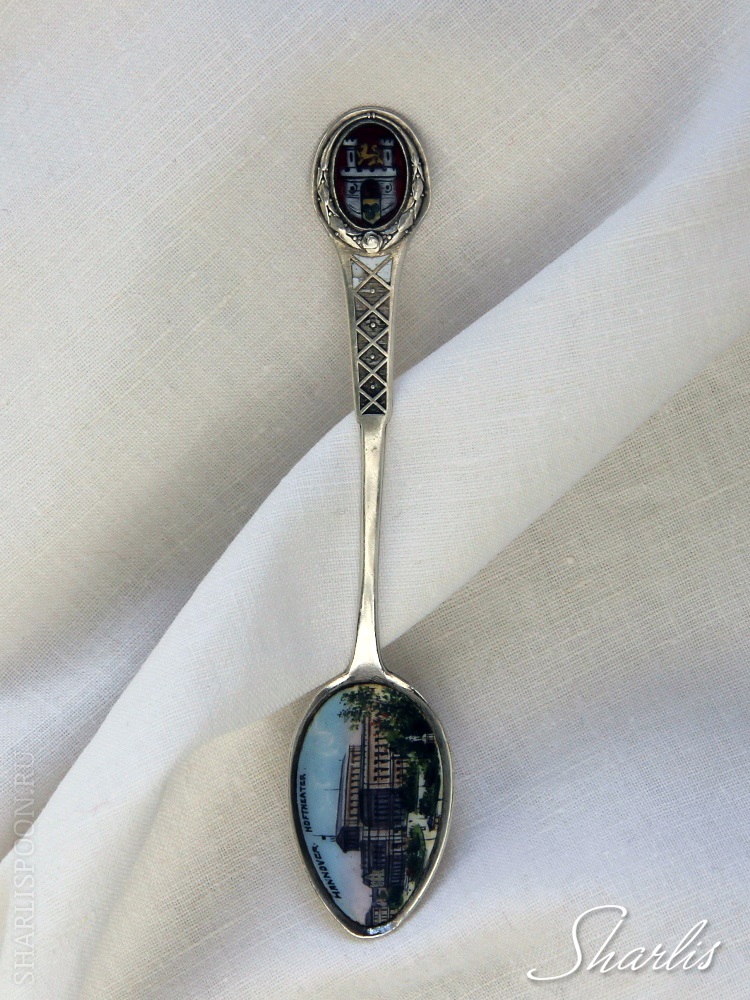 <b>Антикварная серебрянная сувенирная ложечка с изображениями на эмали. На ручке - герб города, а на чашечке - Оперный театр Ганновера.</b><br />
 (Нажмите чтобы увеличить)